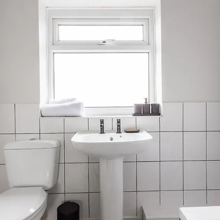 Comfortable 2 Bedroom House In Dom wakacyjny *