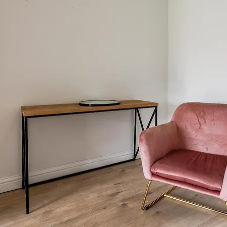 Dom wakacyjny Comfortable 2 Bedroom House In *