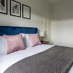 Comfortable 2 Bedroom House In Сasa de vacaciones