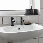Сasa de vacaciones Comfortable 2 Bedroom House In *